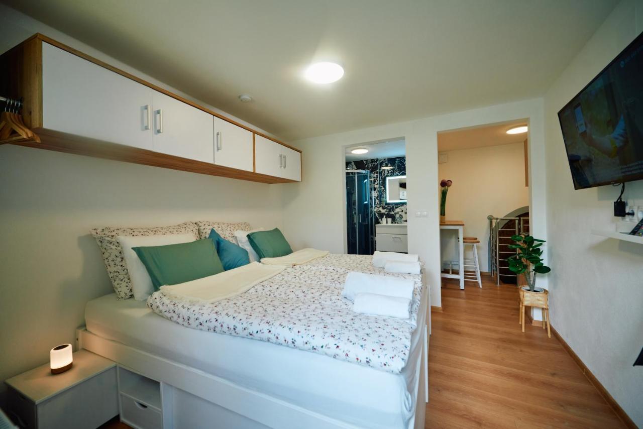 Apartment Fuer 2 Erwachsene Und 2 Kinder, Ausgestattet Mit Einem Weinkeller Und Einem Kleinen Hof - Self-Made Fruehstueck Inbegriffen Retz Exterior photo
