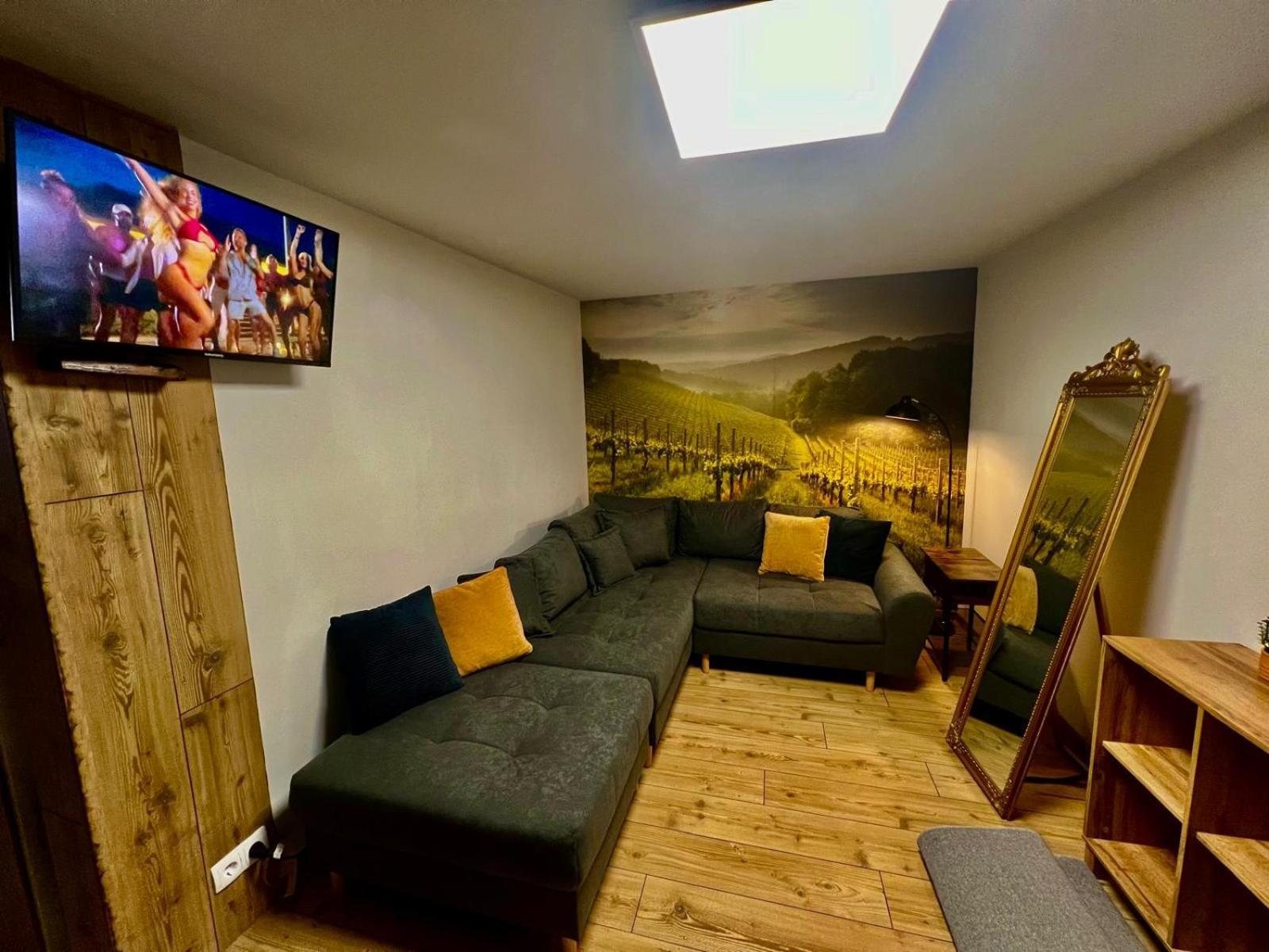 Apartment Fuer 2 Erwachsene Und 2 Kinder, Ausgestattet Mit Einem Weinkeller Und Einem Kleinen Hof - Self-Made Fruehstueck Inbegriffen Retz Exterior photo