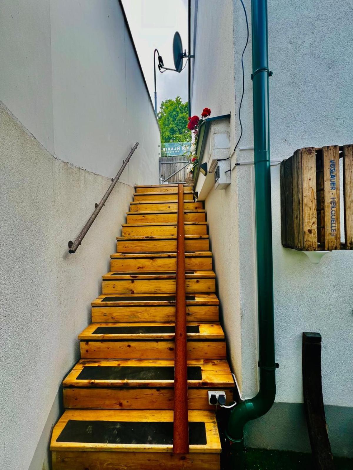 Apartment Fuer 2 Erwachsene Und 2 Kinder, Ausgestattet Mit Einem Weinkeller Und Einem Kleinen Hof - Self-Made Fruehstueck Inbegriffen Retz Exterior photo